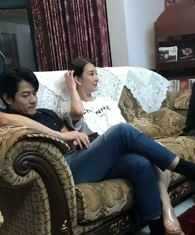能让郭富城如此随性的姿态，应该是在家里吧，但是，看家具风格，又不太符合他的