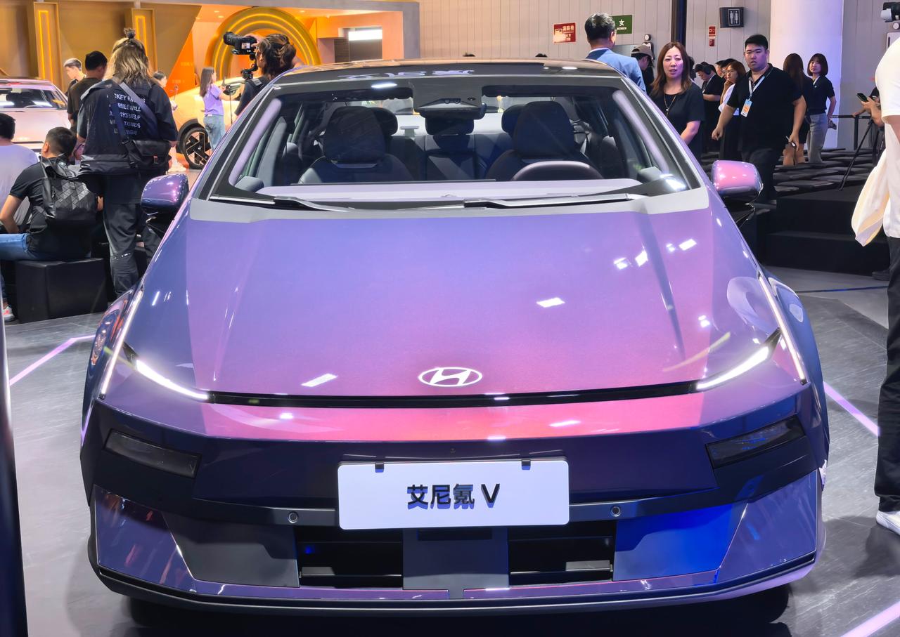 成都车展最出圈的车，一定是北京现代的艾尼氪V。先不说他帅不帅，你就说这外观有没