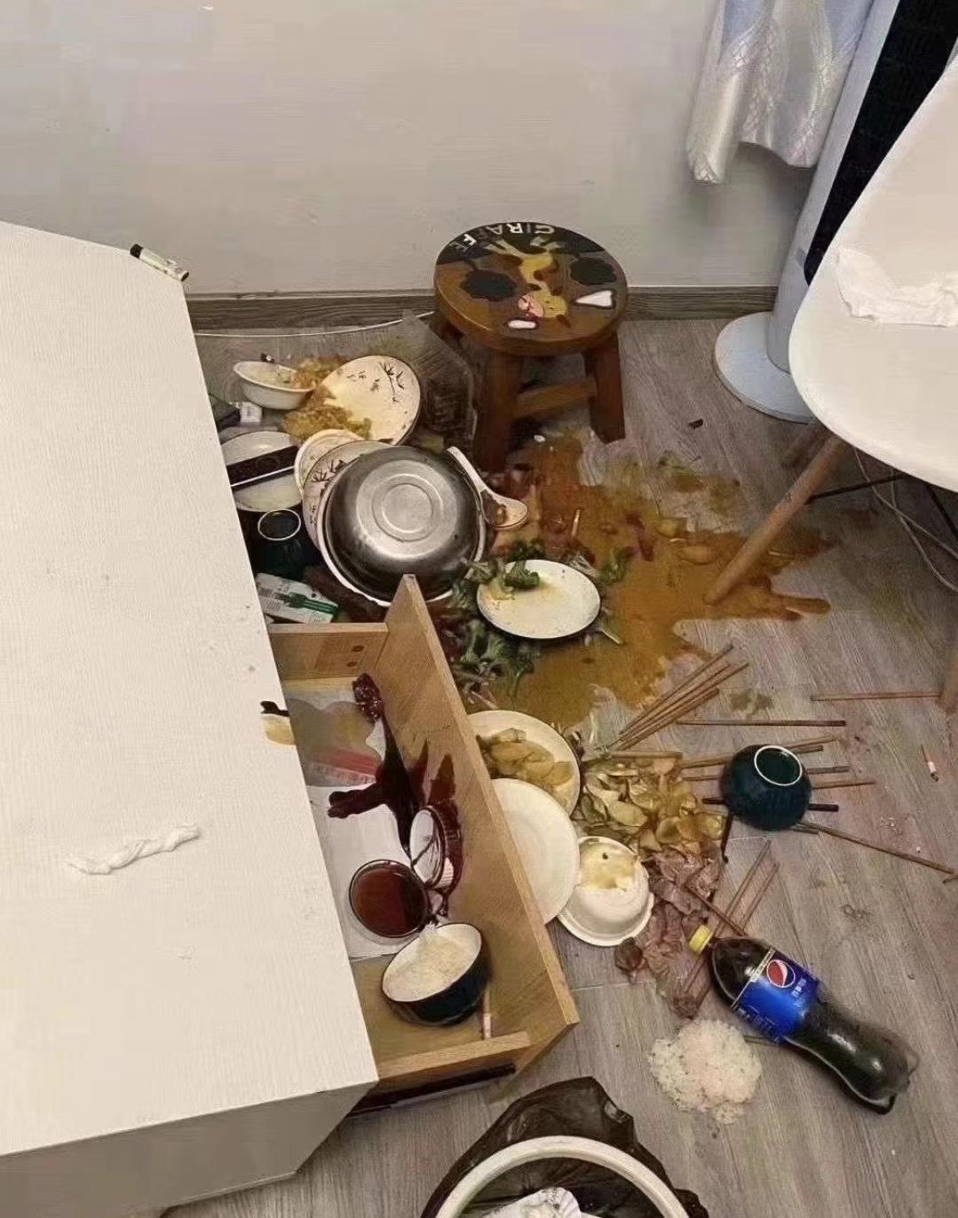 昨晚家庭聚餐，我直接掀了桌子！就因为我妹当着亲戚面数落我媳妇小气，我当场怼她：先