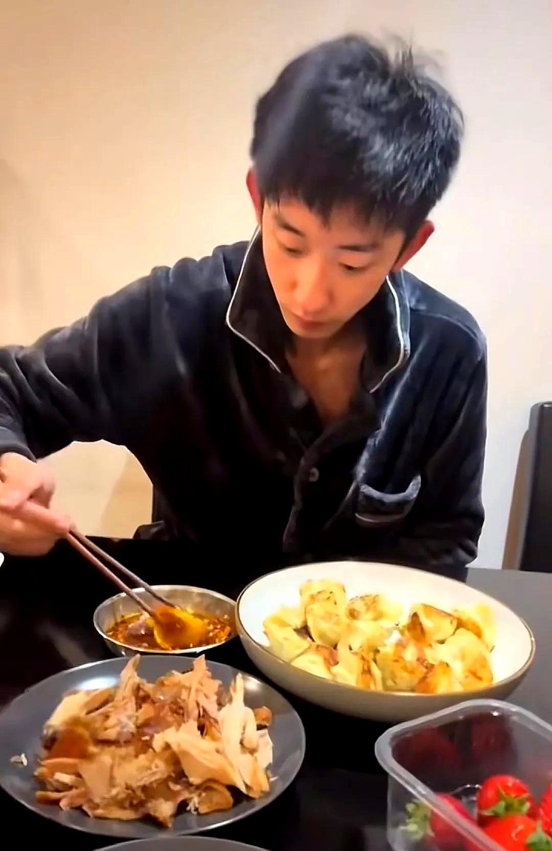 赛前的餐桌还冒着热气，草莓、鸡肉、饺子一字排开，吴宜泽埋头干饭，老爸在旁边叮嘱几