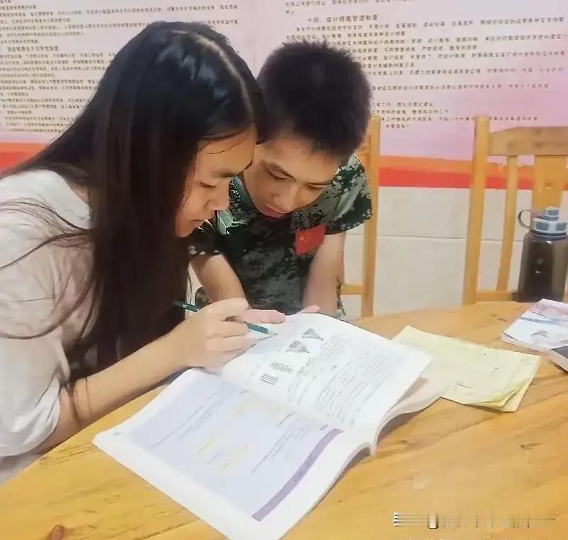 甘肃一位刚结束高考的女生，找了家街边花店打暑期工。才干满六天，老板娘就留意到一个