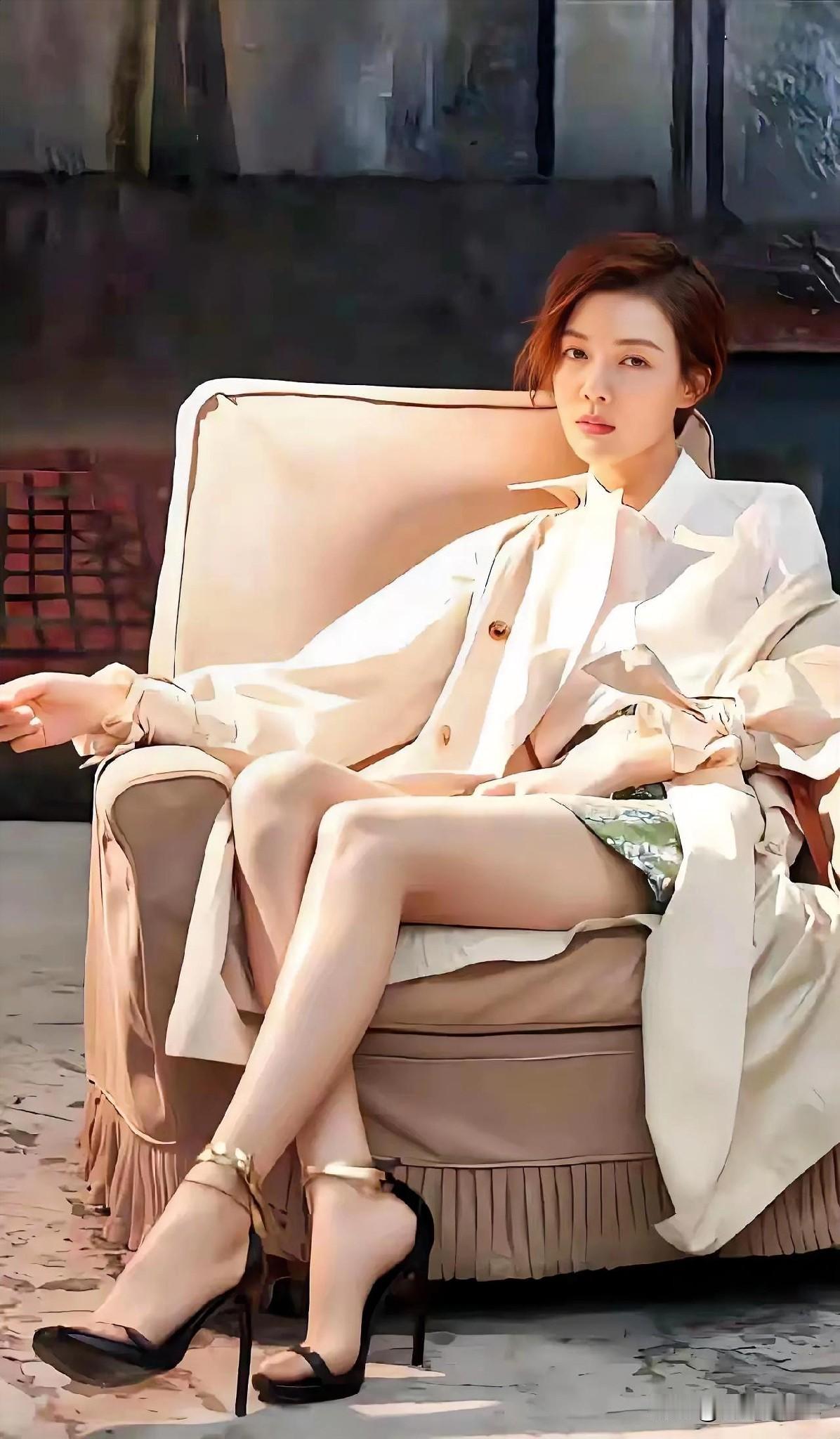 车晓真的太美了！一袭白衣显得更加漂亮，气质非凡，美丽动人，扣人心弦，越看越好看，