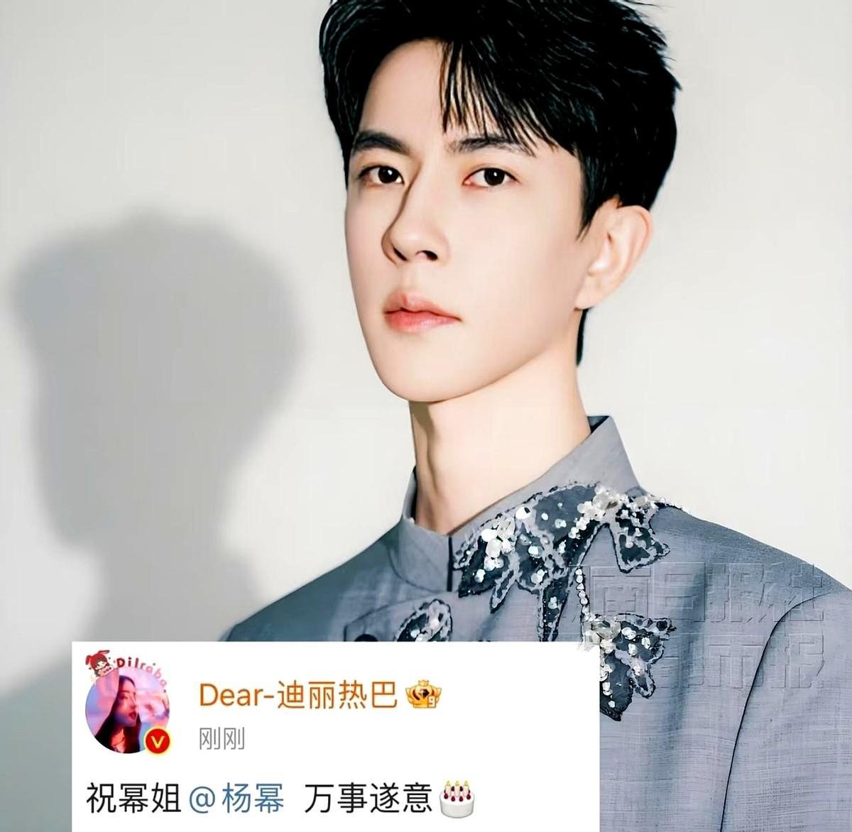 “万事遂意”四个字，在零点弹出，像一枚精准制导的温柔炸弹。迪丽热巴连续十二年卡