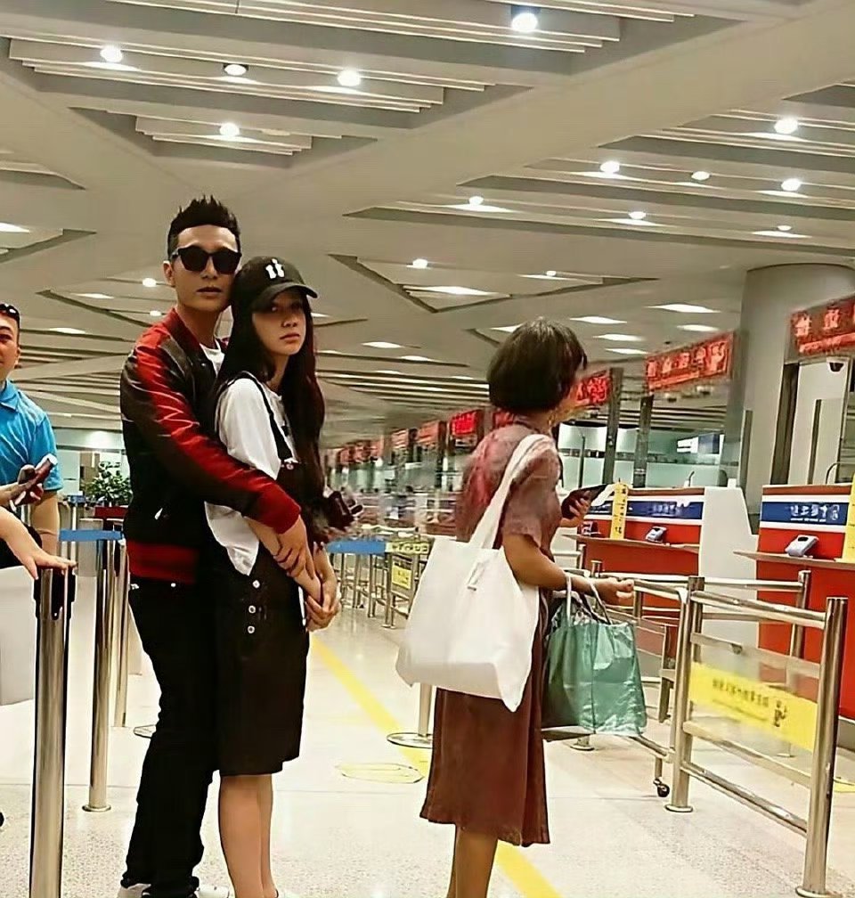 那会儿他俩感情老好了，能瞧出来以前黄晓明和杨颖是真爱过对方呢。​​​​