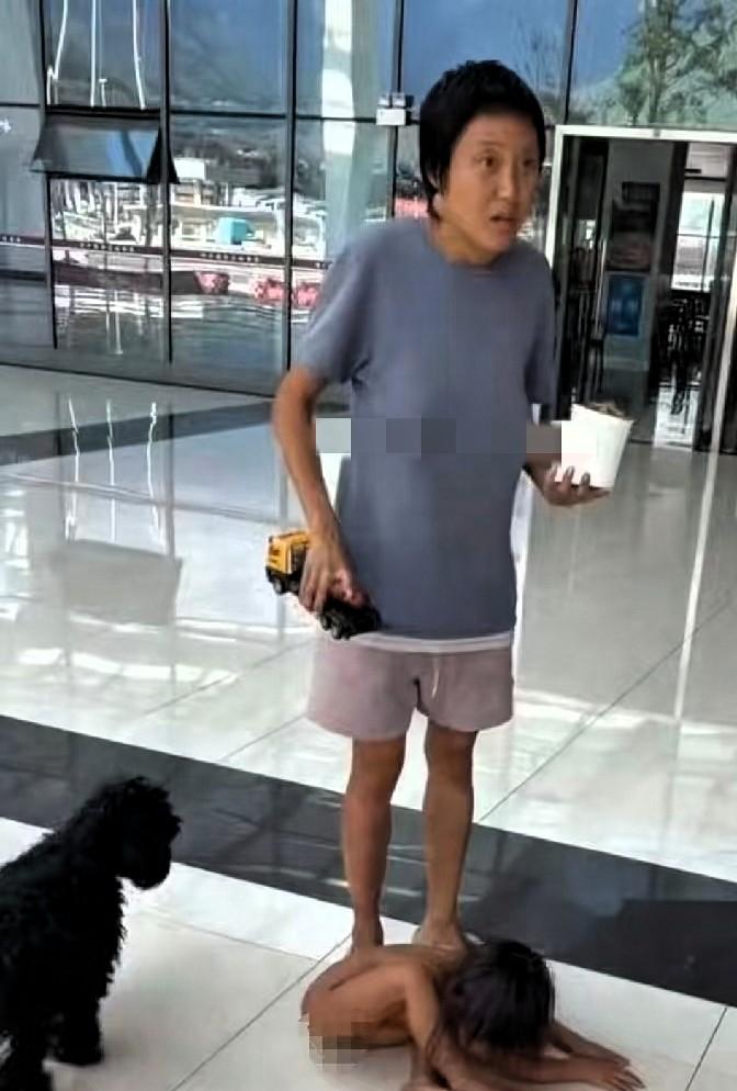 妈妈还是研究生学历，可这穿搭和教育孩子的方式是不是也太难以置信了！前些日子网上