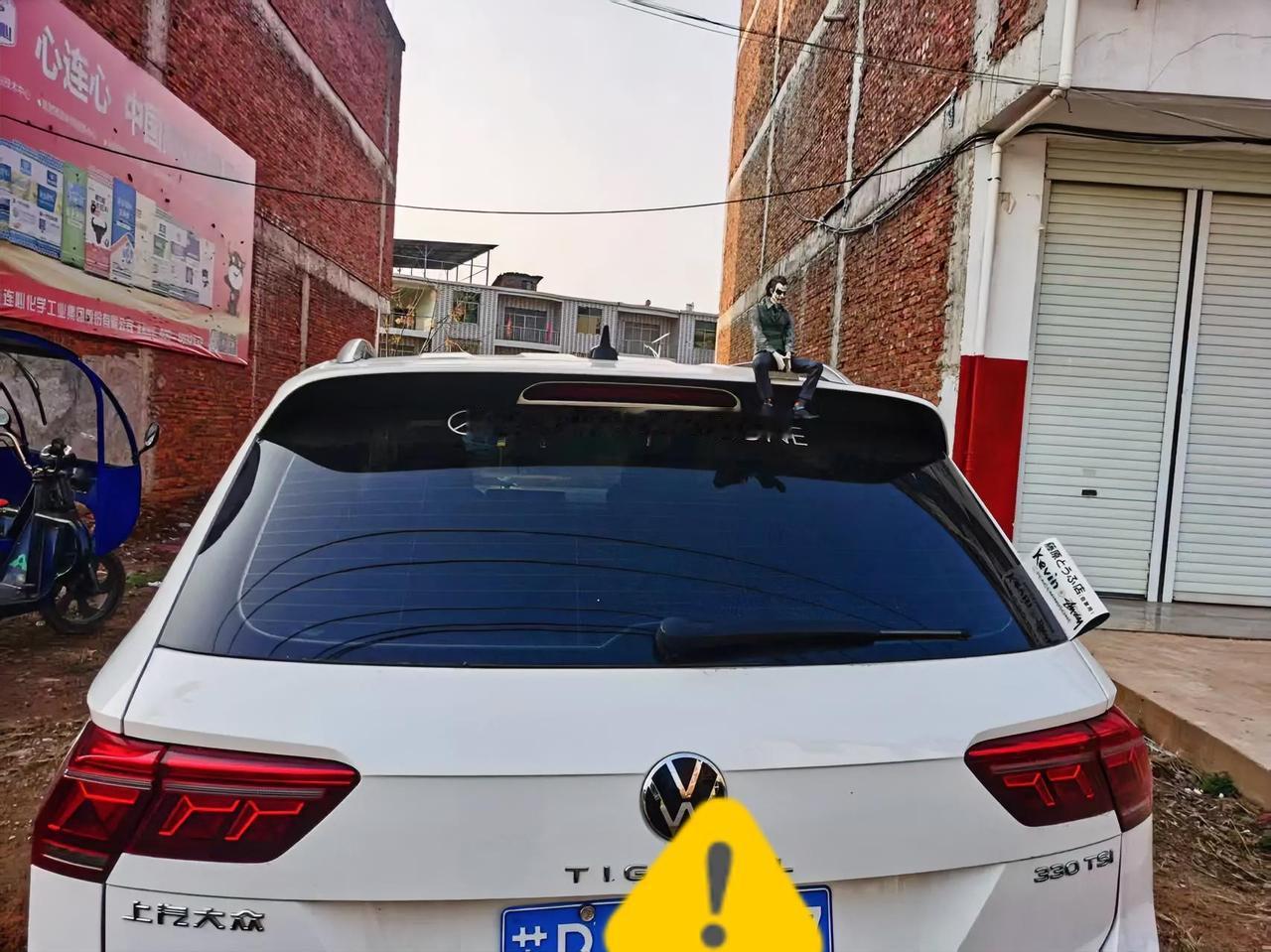 出大事了！出大事了！我们这一个11岁的小孩，昨天晚上因玩烟雾手雷，把右手炸