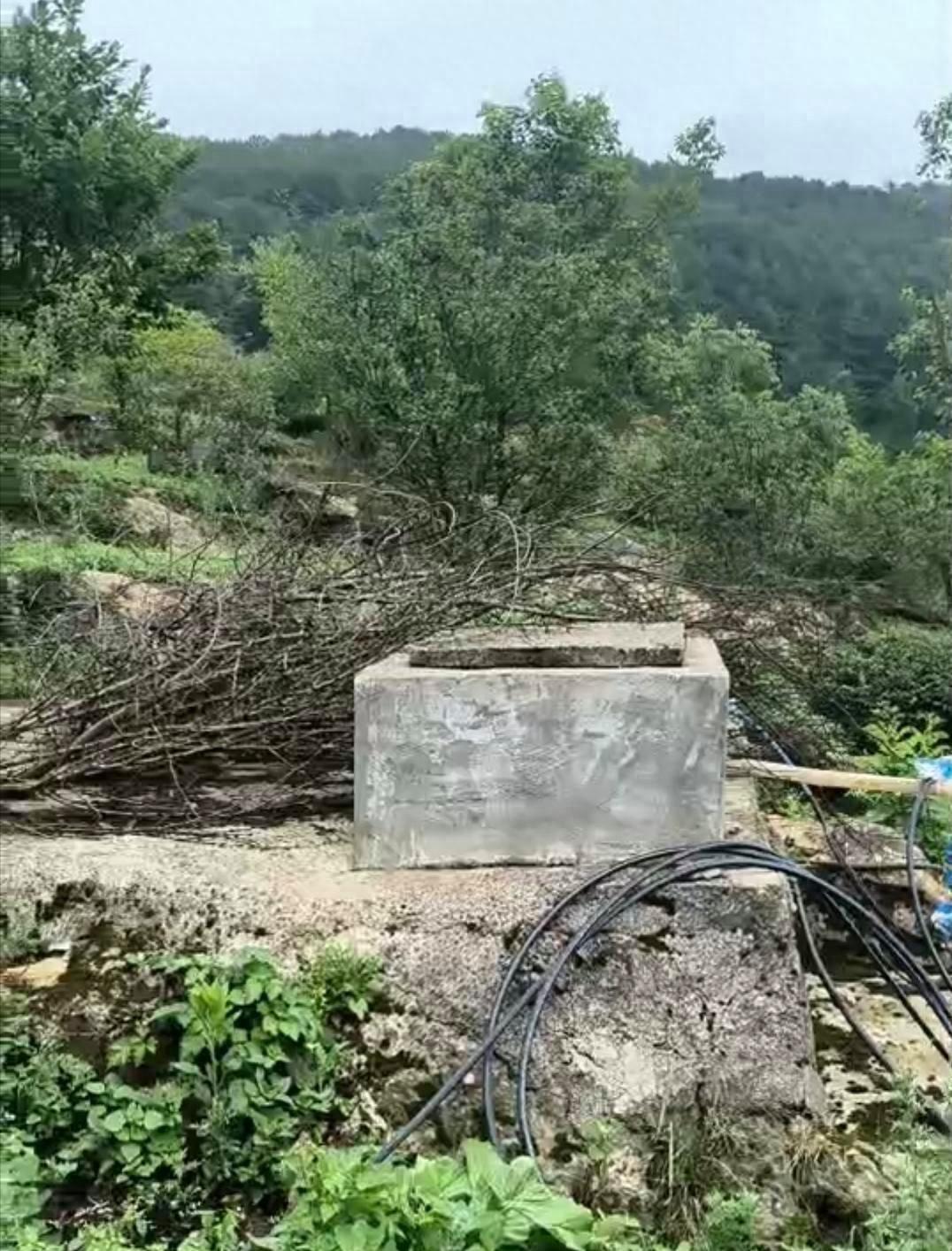 贵州毕节，男子与同居的前妻发生口角，前妻情绪失控抱着1岁的儿子站在水窑旁打算自杀