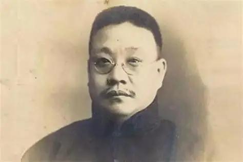 1930年，南京。一个50岁的男人因脑溢血倒下，再没起来。葬礼极