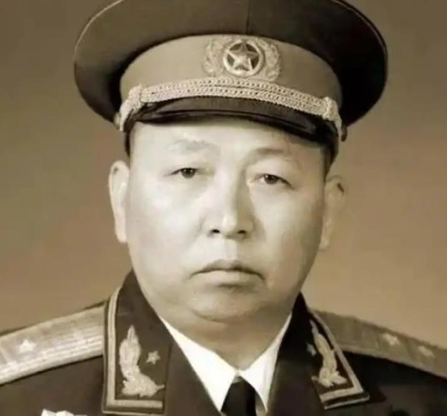 1935年，长征路上，詹才芳看到有一个病号被抛弃，他于心不忍，说：“这么年轻，带