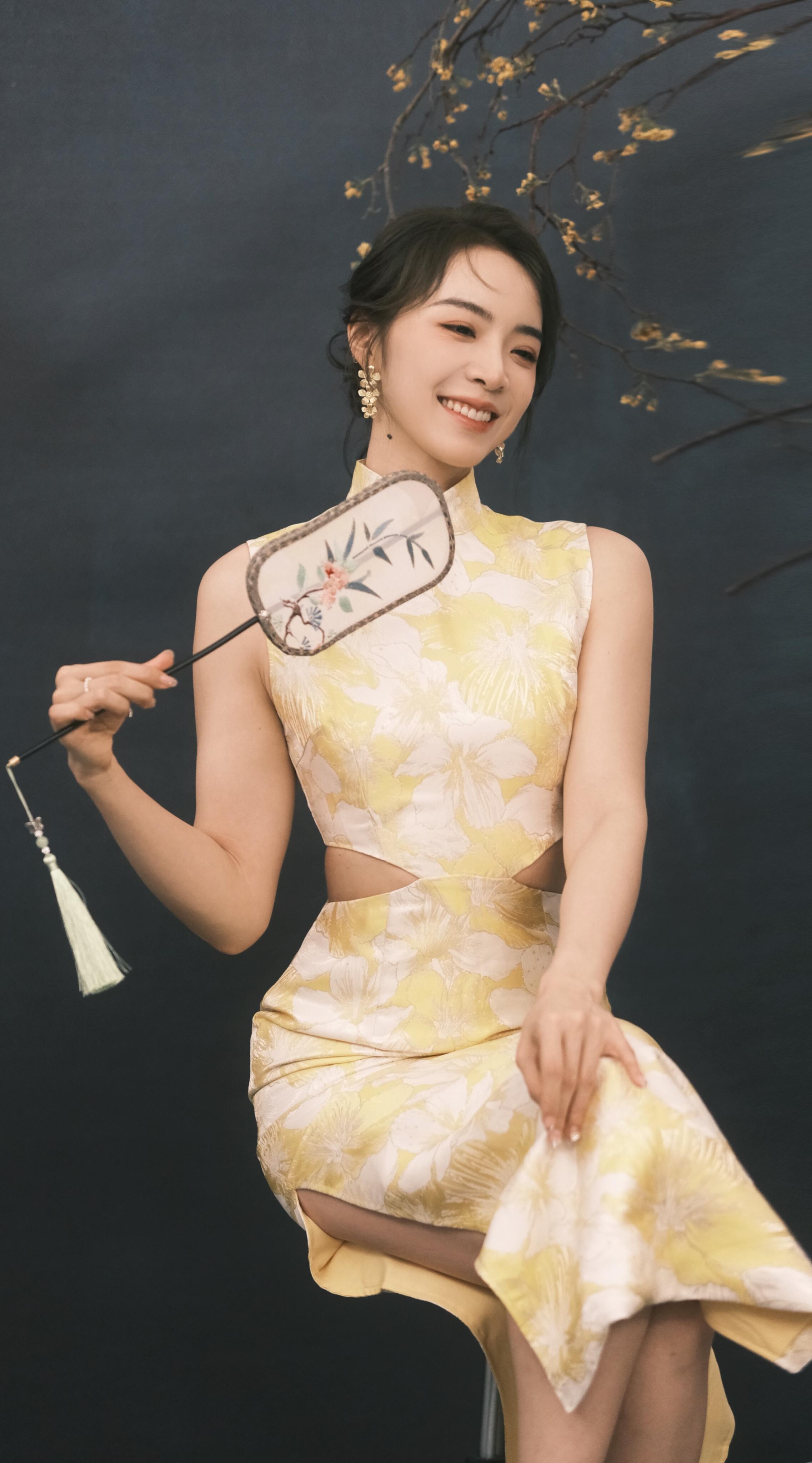余霜，国风旗袍妆造，鹅黄色彩古风悠悠