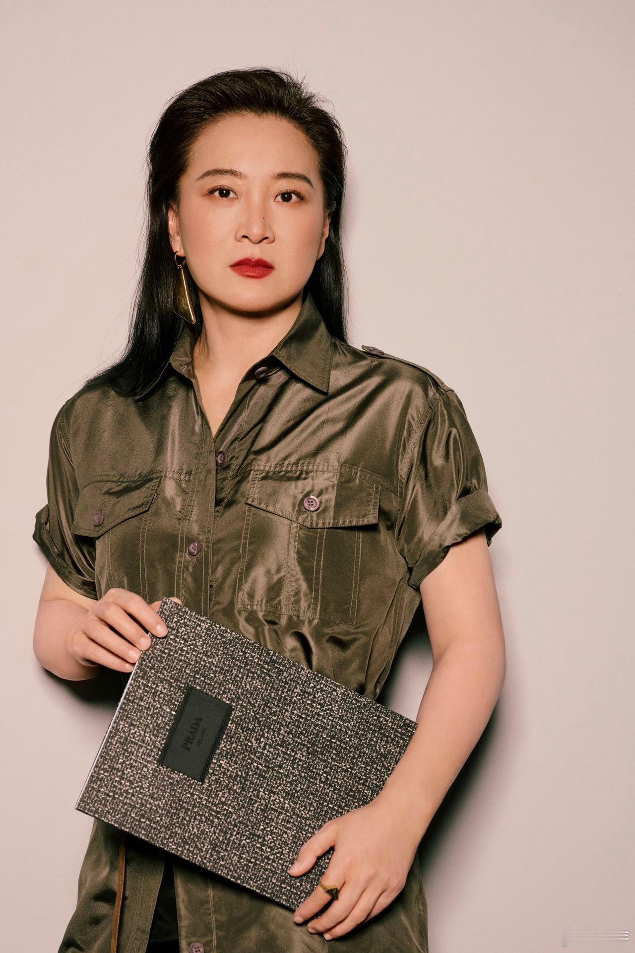 贾玲晒米兰时装秀照片贾玲现身Prada米兰时装周，新造型直接封神！那利落的背头