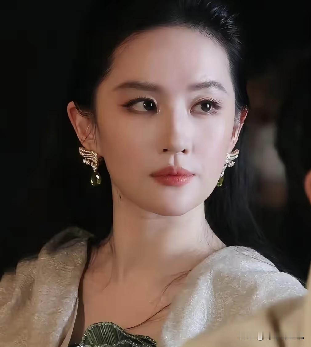 我闺蜜在上海见到了刘亦菲，回来偷偷跟我说，以后别再说刘亦菲是美女，你是不知道