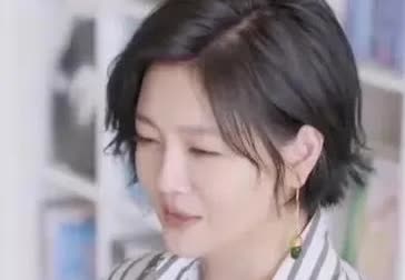 大s生命的最后一刻，应该很绝望吧！妈妈黄春梅和妹妹小s在隔壁房间喝酒跳舞