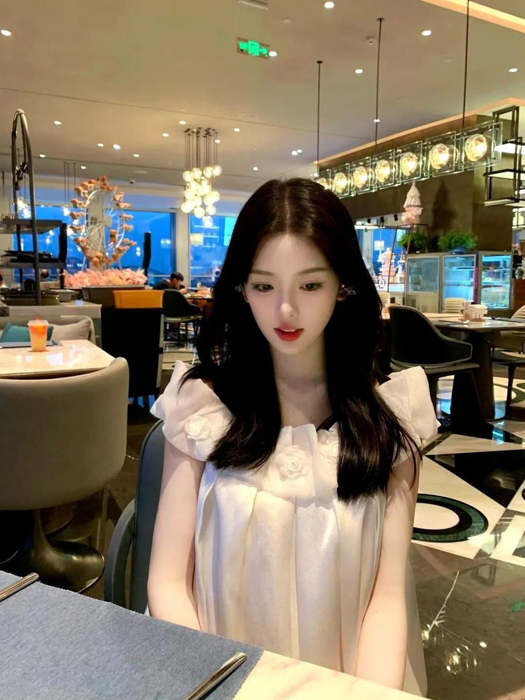 优雅餐厅里，少女静坐，等待美食的到来。