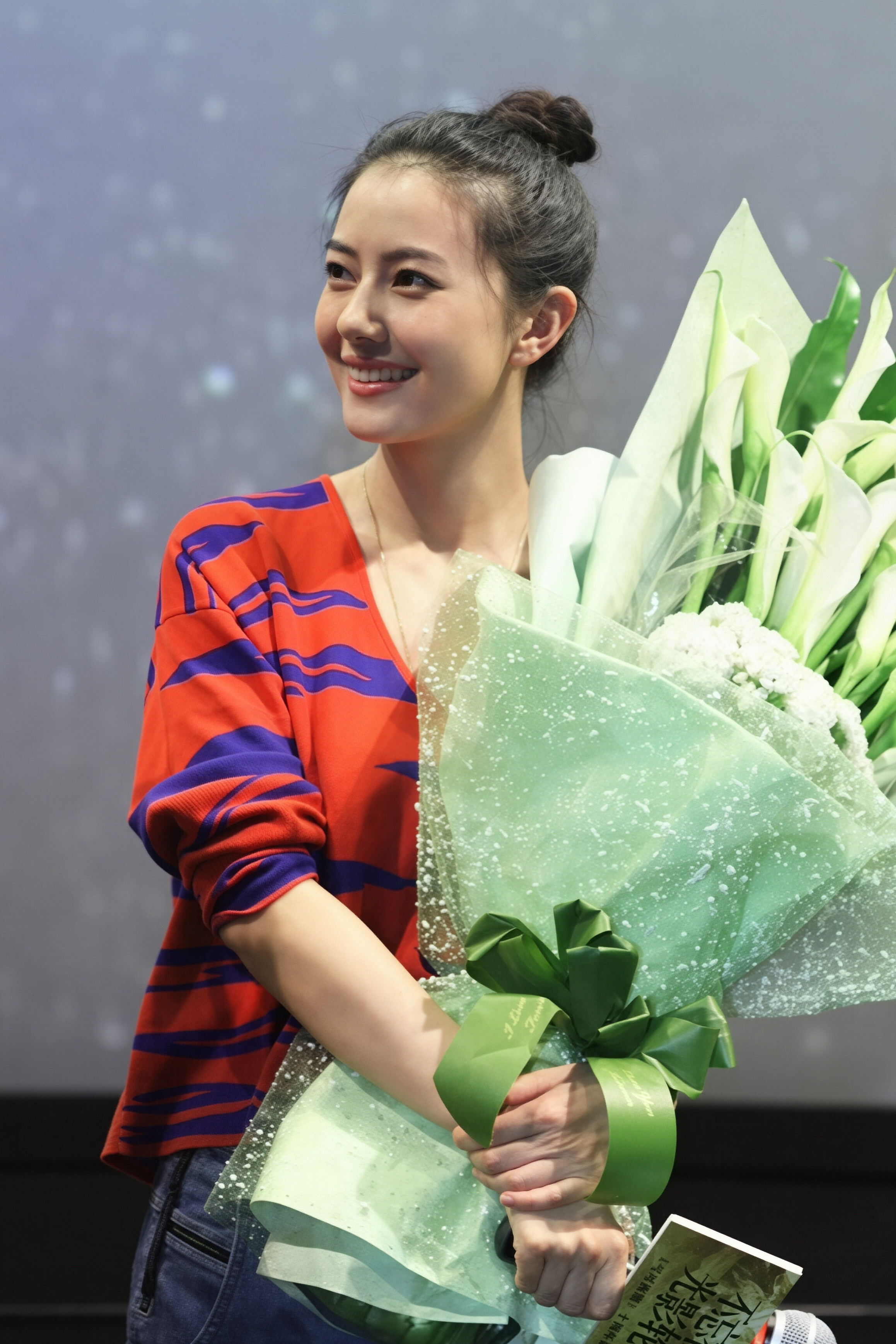 高圆圆笑容明媚舒展，气质鲜活通透，像极了自然本味的鲜果🍊。就像话题里说的，如