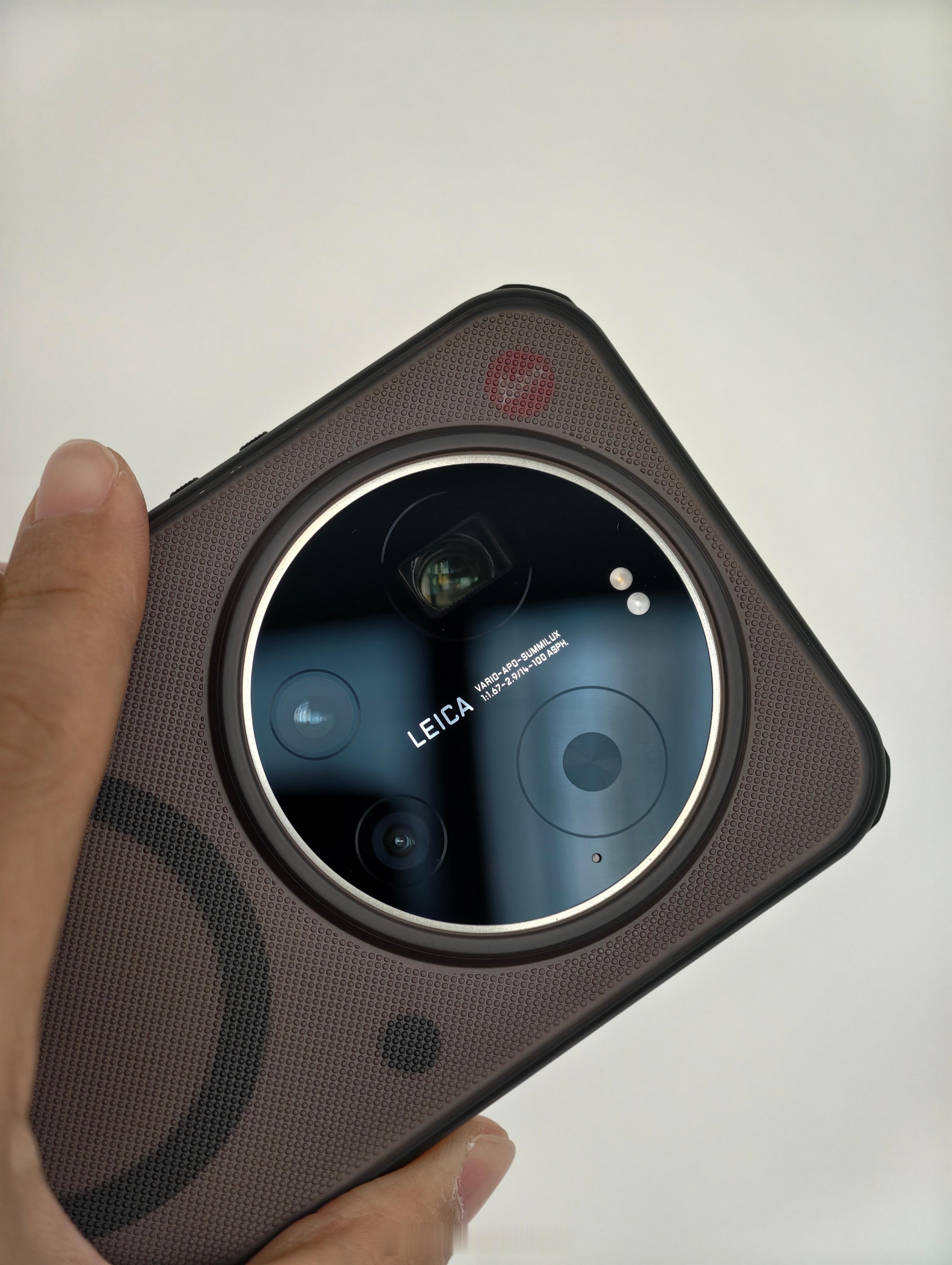 给我的小米17Ultra徕卡版换上了磨砂护盾Pro保护壳，暂时还没有徕卡版专用