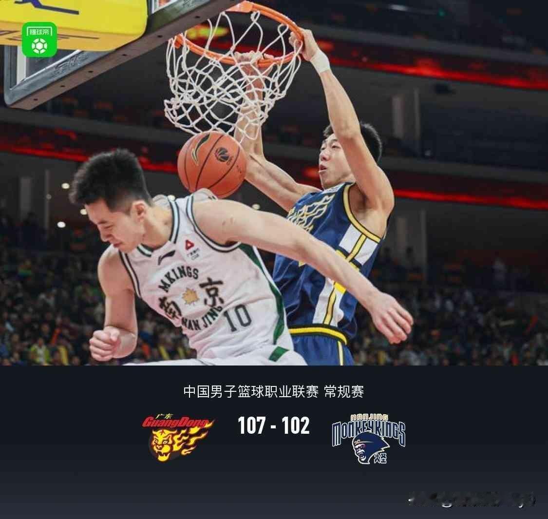 徐杰第四节下场，比分从领先15分瞬间被追到3分。这球看得我胃里像塞了一团湿棉花