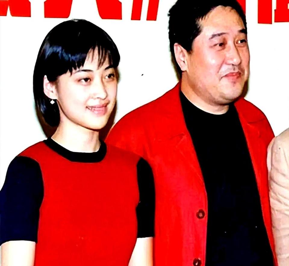 妻子在他瘫痪时不离不弃，他却为19岁梅婷净身出户，如今67岁孤身一人，肠子都悔青