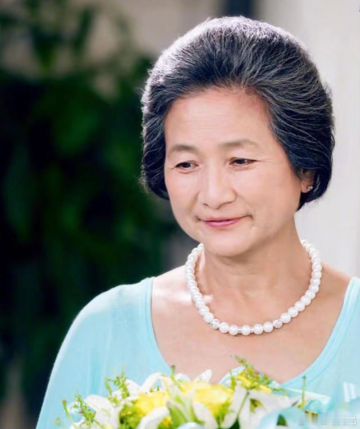 郑佩佩儿子回应众筹治疗费郑佩佩都去世了，儿子还要消耗她的名声吗？槽点太多了，定居