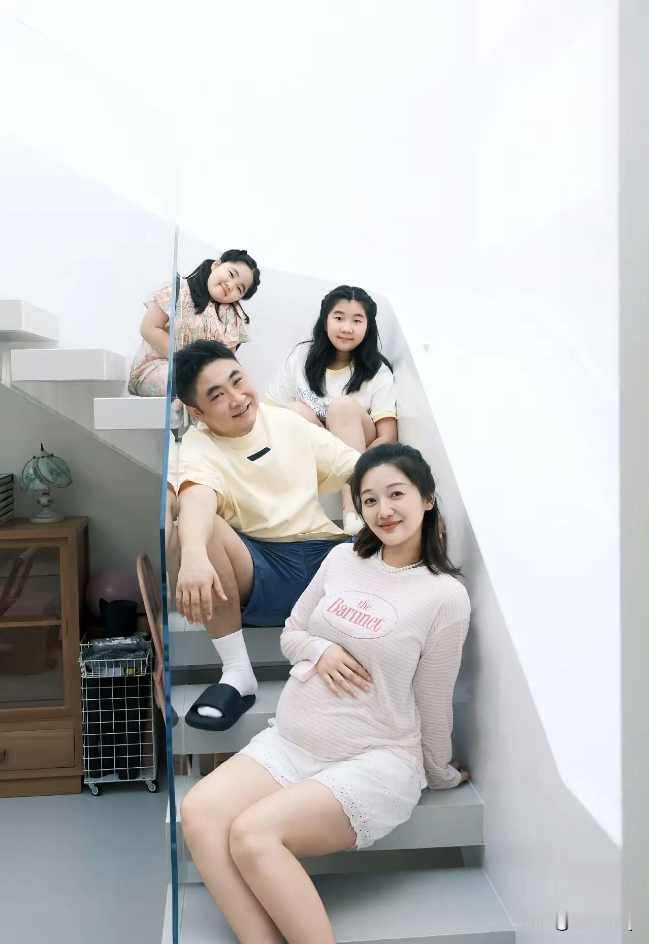 积极响应号召，乔杉和妻子莫丹即将迎来第三胎。乔杉已经有两个女儿了，倒不是说重男轻