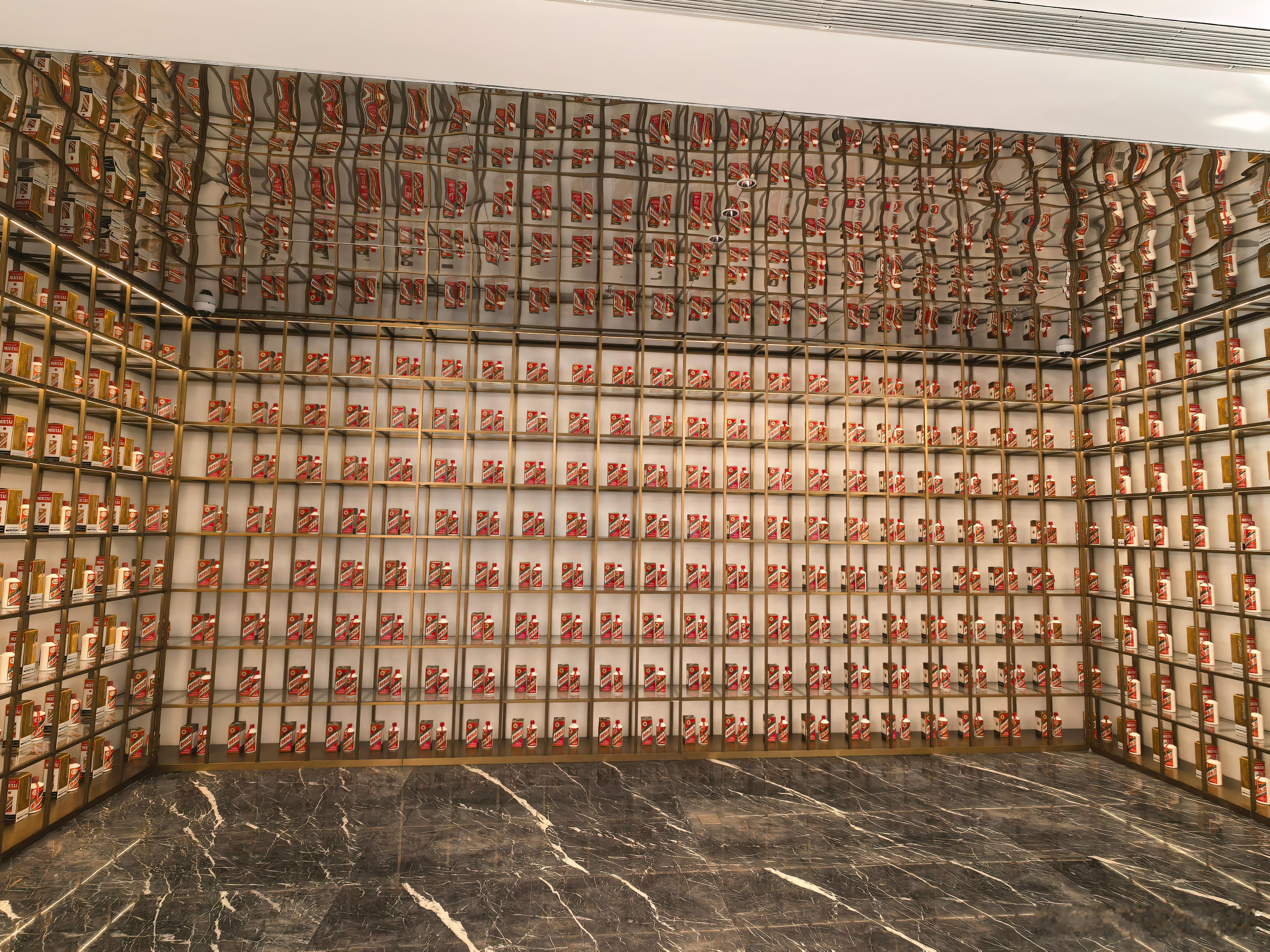 来感受一下货架摆满茅台是什么体验。