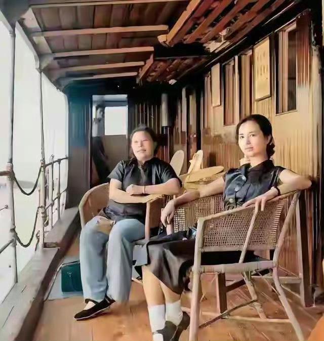60年代两位元帅夫人在船上的合影，你能猜出她们是谁吗？
