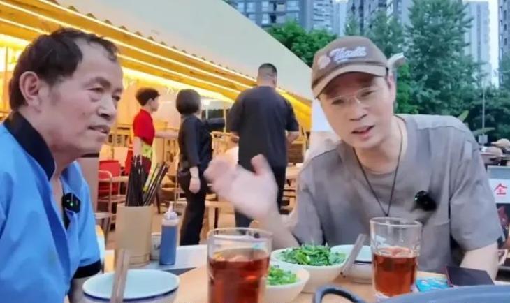 演员王迅戴着口罩搭讪一位环卫大爷，说要请他吃饭。大爷警惕地问：