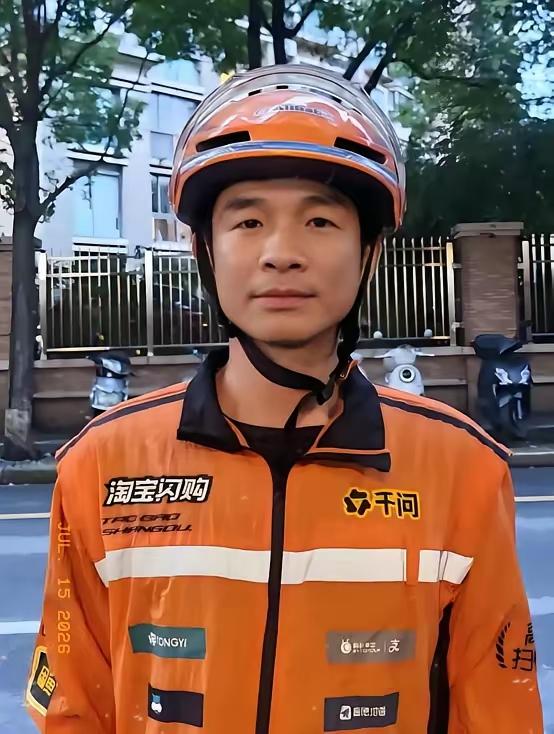 潘兆斌这人，42岁，在上海跑外卖。7月9号那天，他正骑车赶单子，站长一个电话打进