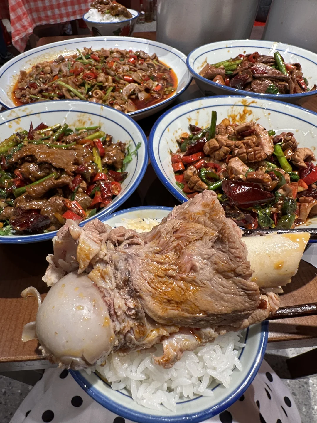 一家每桌都在叫服务员加米饭的店