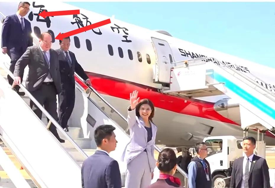 春风满面，郑丽文微笑抵沪！从机场可以看到，蓝营副主席萧旭岑和秘书长李乾龙就在