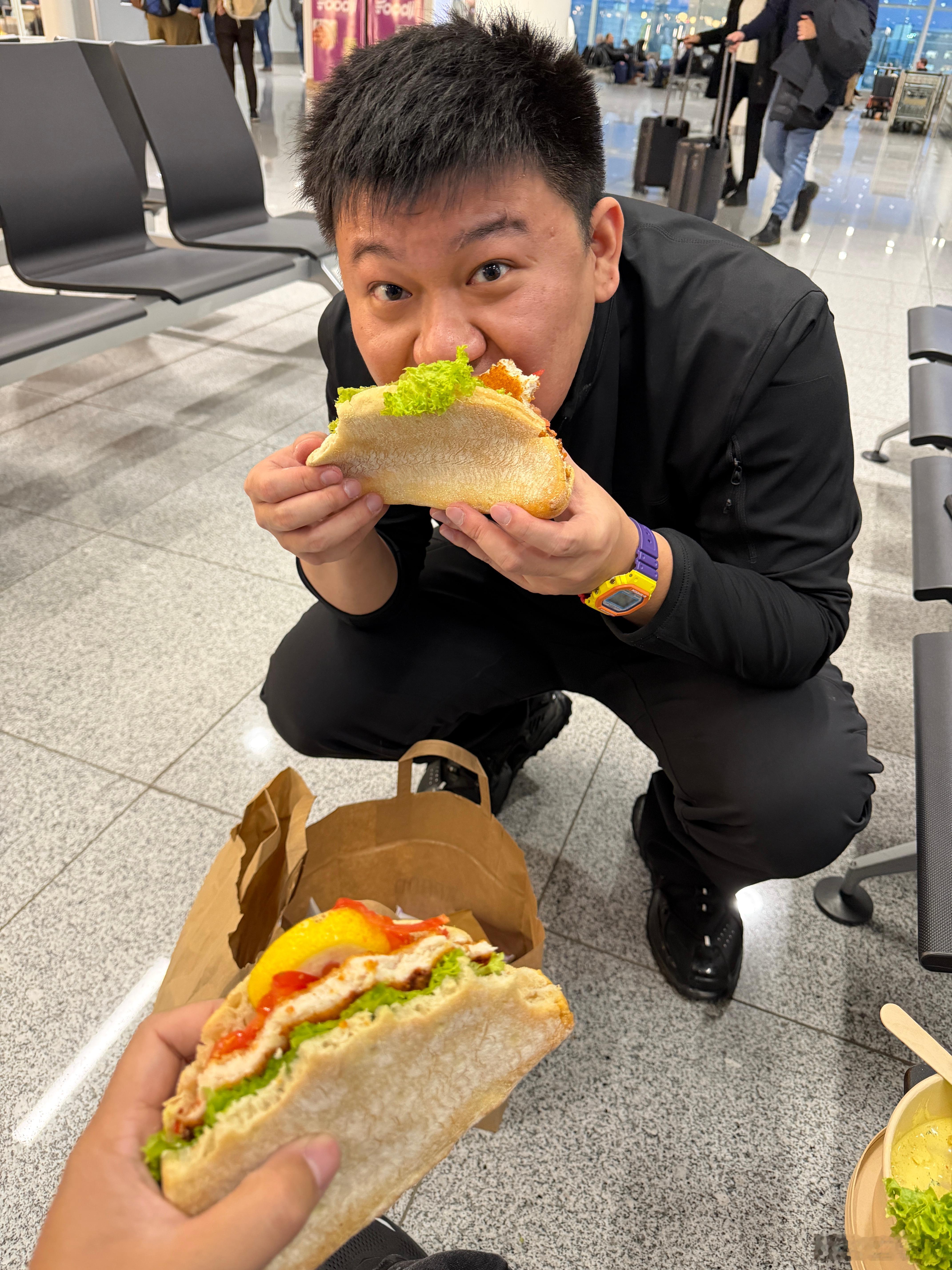 奢侈一把，和枫哥在机场吃了顿64欧的早饭面包