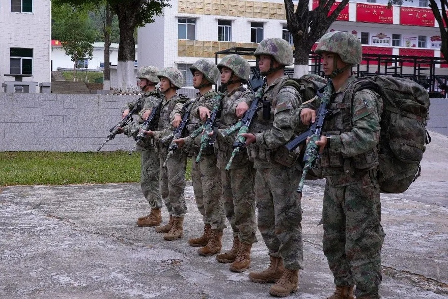 没裹住抛壳窗和拉机柄算进步了，倒是别裹导气箍和枪口啊。别人好歹还知道空出来…