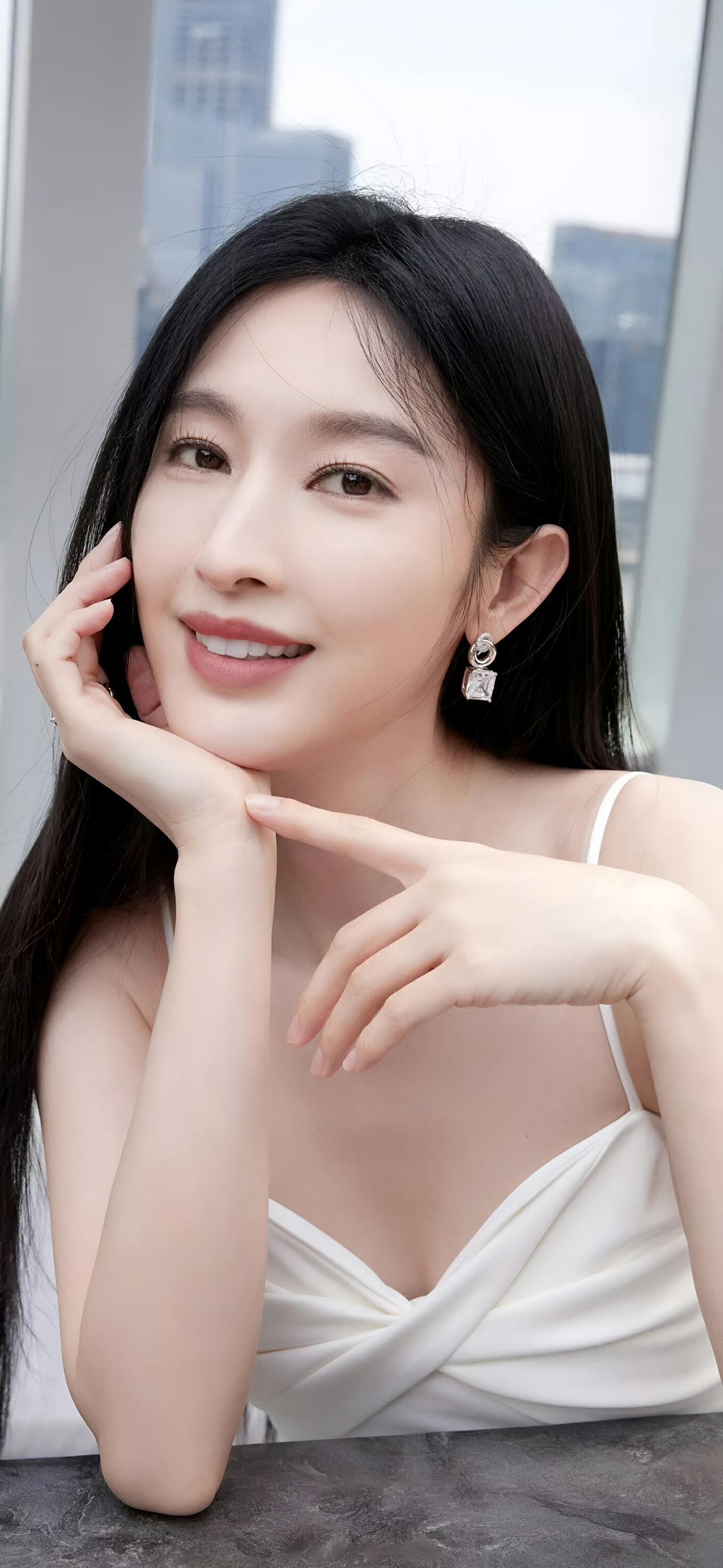 张俪的微笑，好温柔，即使在枭起青壤中的枭，也是如此！