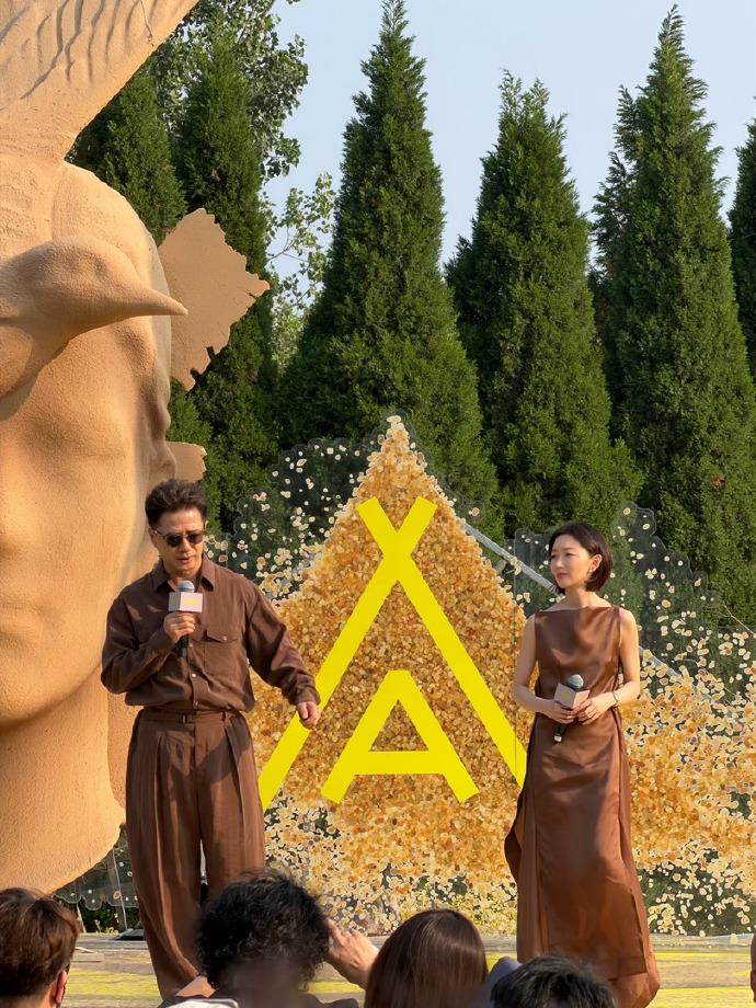 今天周冬雨和段奕宏一起亮相阿那亚，两位搭配的同色系的衣服，看起来还非常的般配。