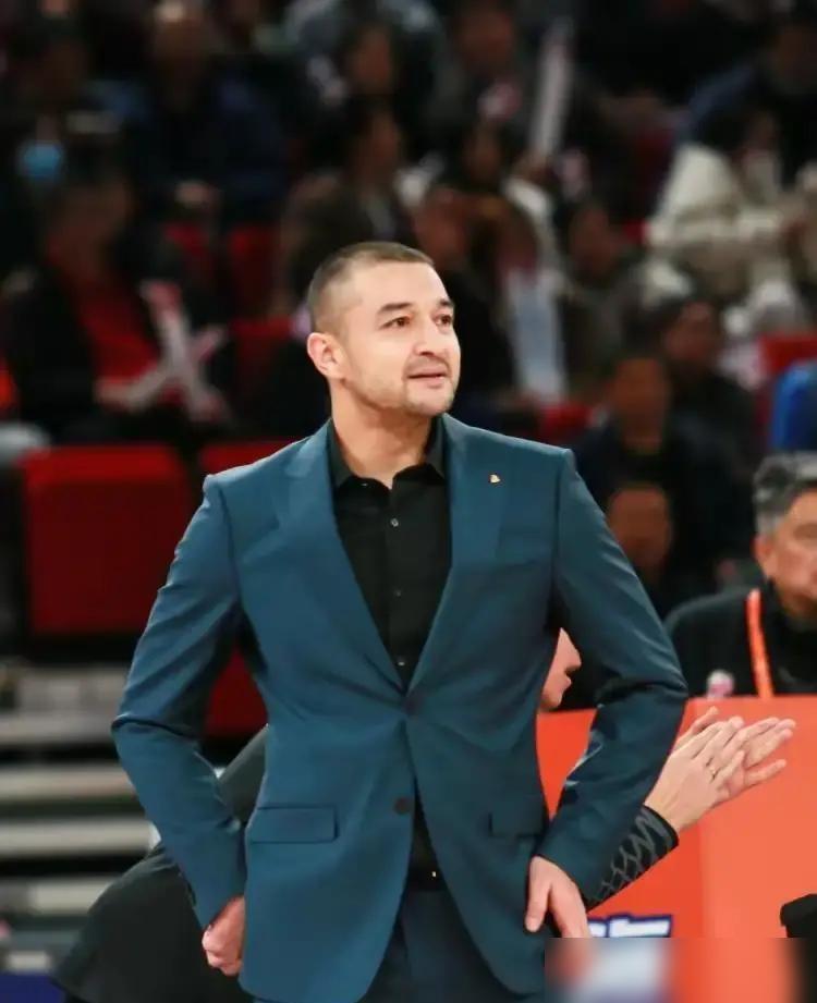 20个月没球队要他。凌晨四点，西热力江还在空荡的球馆练投篮，但CBA各队的选帅电