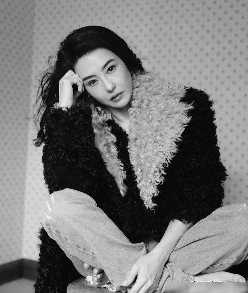 46岁张柏芝拍封面，摄影师让她剥橘子、打哈欠，结果全网闭嘴了。别人拍珠宝大片，绷着脖子找角度，她攥着