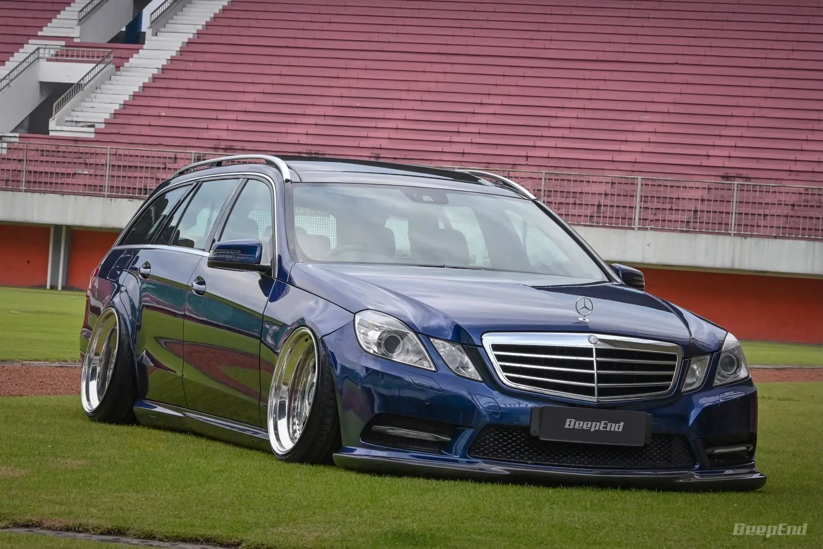 瓦罐共和国。Mercedes-Benz E 250 2013