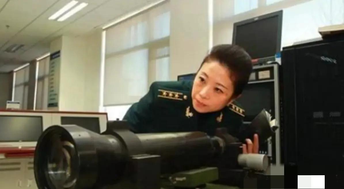 2013年前后，一位女职员透过屏幕观看火箭发射，没想她这一看，竟然把中国导弹数年