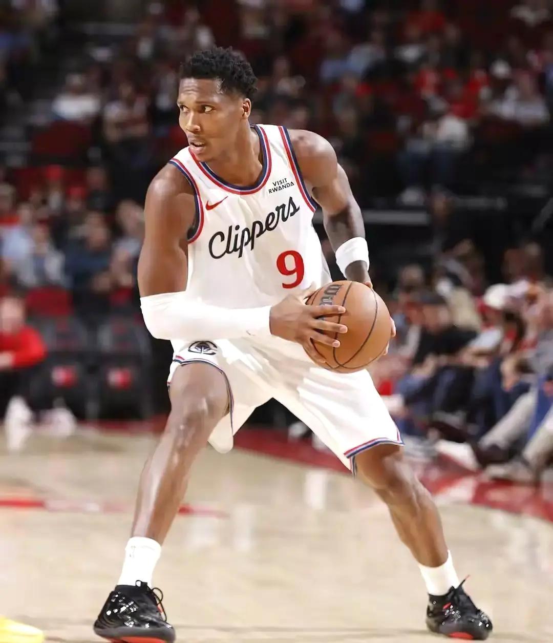 忘了哈登吧，马瑟林近三场比赛场均28.3分7篮板，荣膺球队替补历史得分王。远