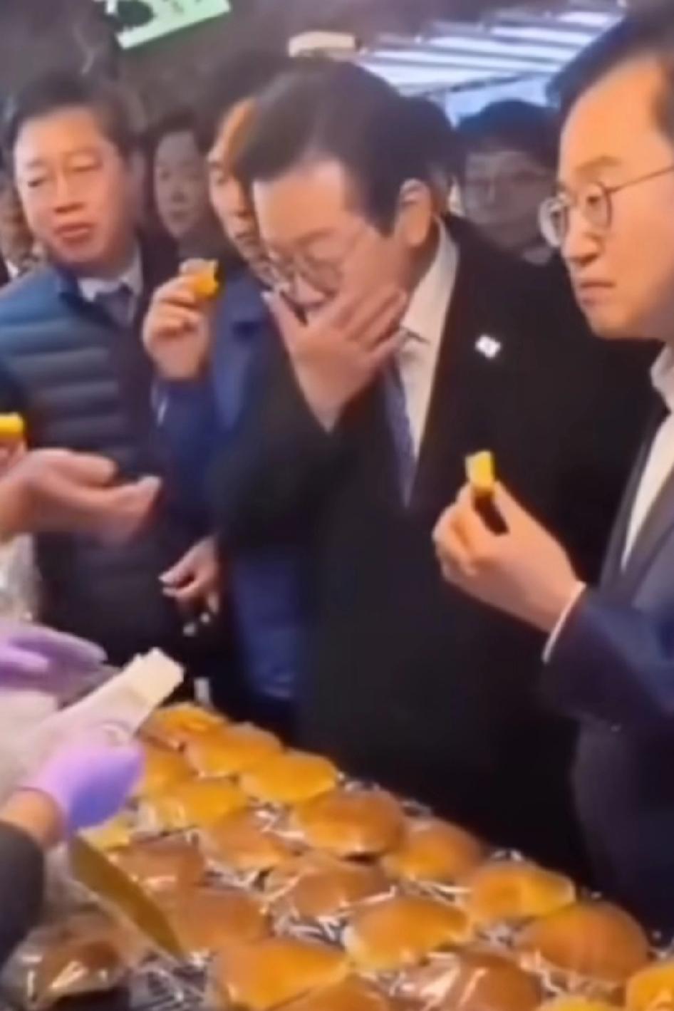 从李在明吃完东西舔手的那个动作，说明他也是一个经历苦难的人，非常节俭这才叫接地