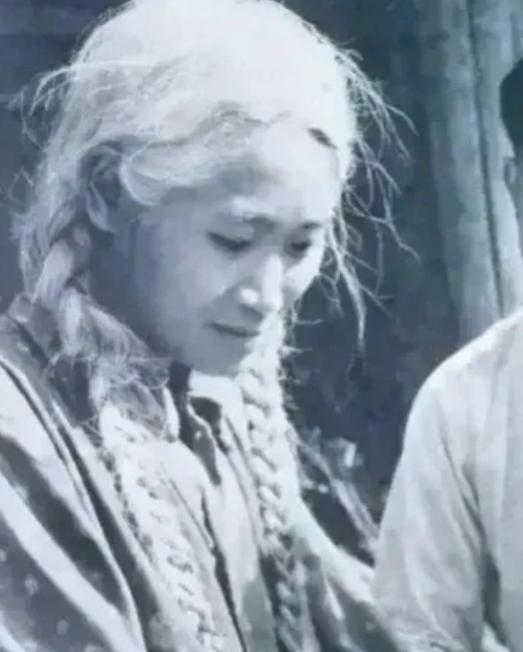 1956年春天，四川宜宾的深山里，村民发现了一个白发苍苍的“野人”。谁也没想到，