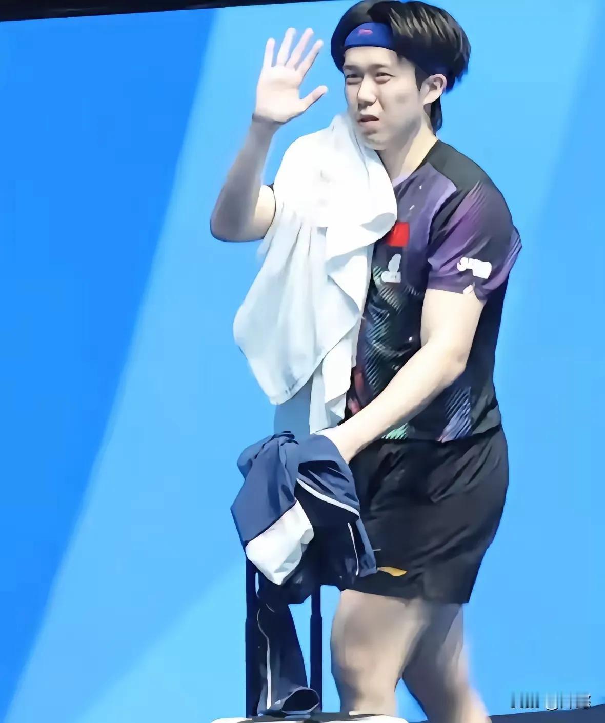 咱就是说王楚钦也太难了吧！赛场打完球累到不行，下班离场还得兼职当“纪律委员”