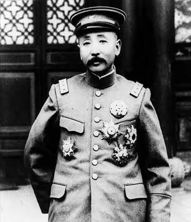 “虎口拔牙！[捂脸哭]”张作霖微服逛奉天集市，遇小混混拦路索费，他打趣反问“敢收