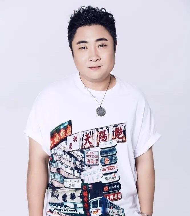 2012年，众多明星客串大鹏的《屌丝男士》，大多拍完就全身而退，没有留下固定标签