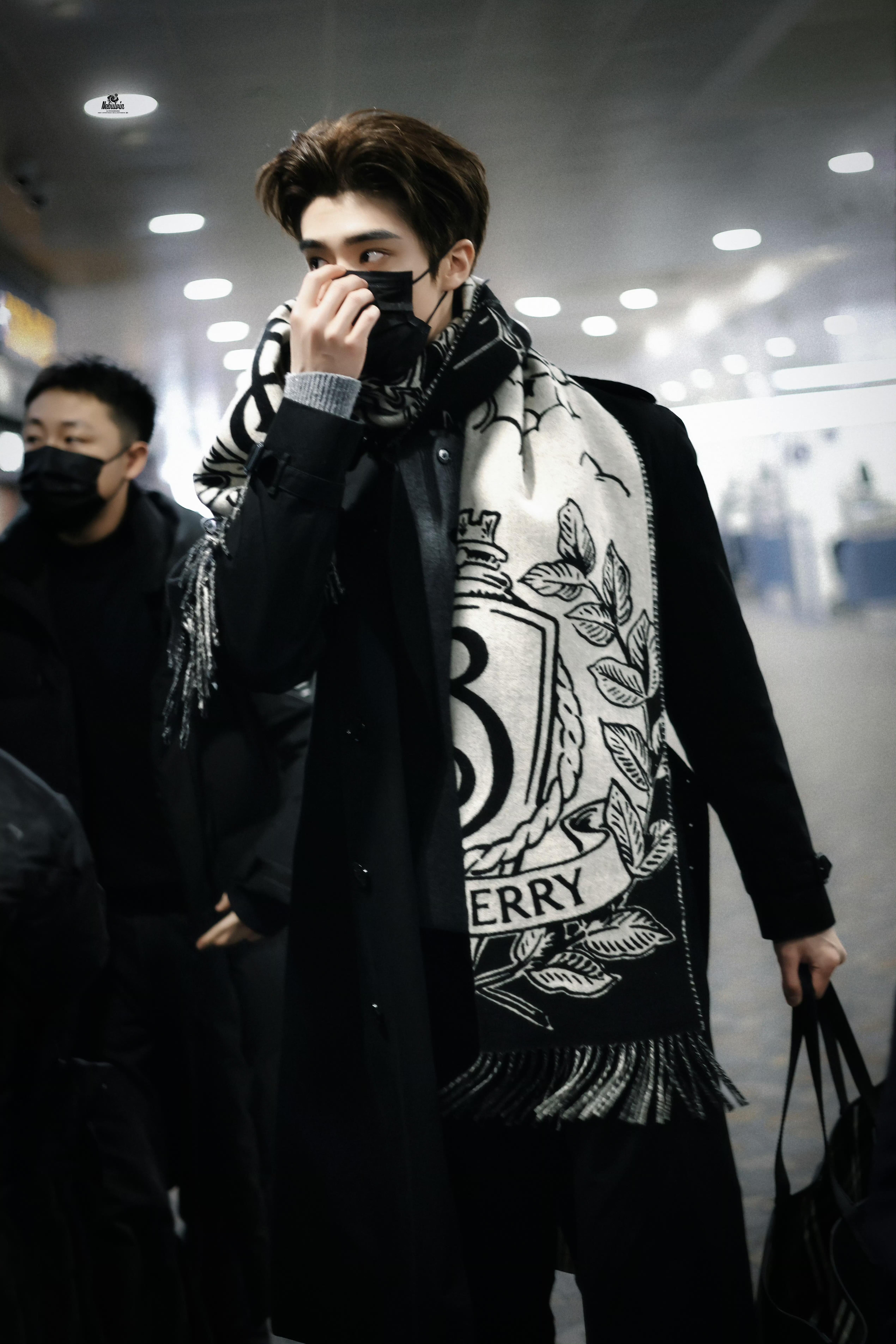 时装周伦敦时装周模登日记张康乐机场look，一身Burberry经典黑色长款大