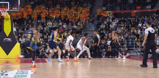 咋想的？徐杰自信三分被白边大帽伺候！在今天CBA常规赛广东对阵上海的第二节比赛