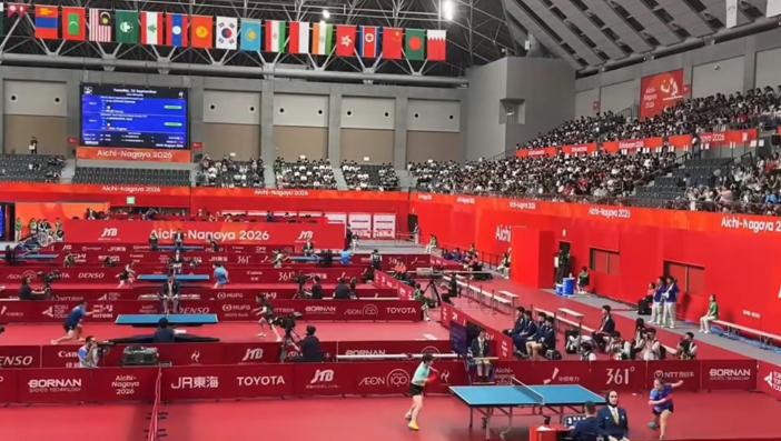 亚运会名场面！同球馆隔台，莎莎楚钦各自猛抡偌大球馆里球台一排一排隔着，莎莎和楚
