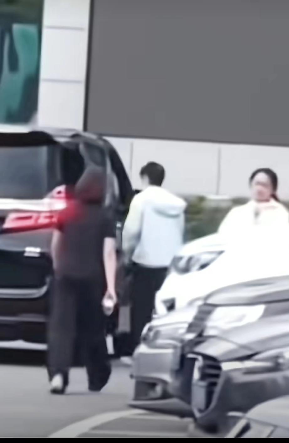 今天王楚钦和队友曹巍出门了，今天孙颖莎和邱怡可指导一家人聚餐了，看来今天应该