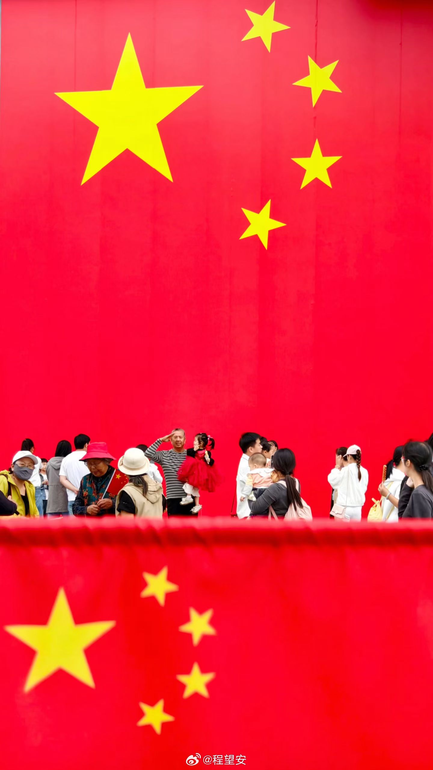 洛阳国庆的街头，真的好幸福好开心国庆的相册总少不了，滚烫热烈的中国红。这不是拼豆
