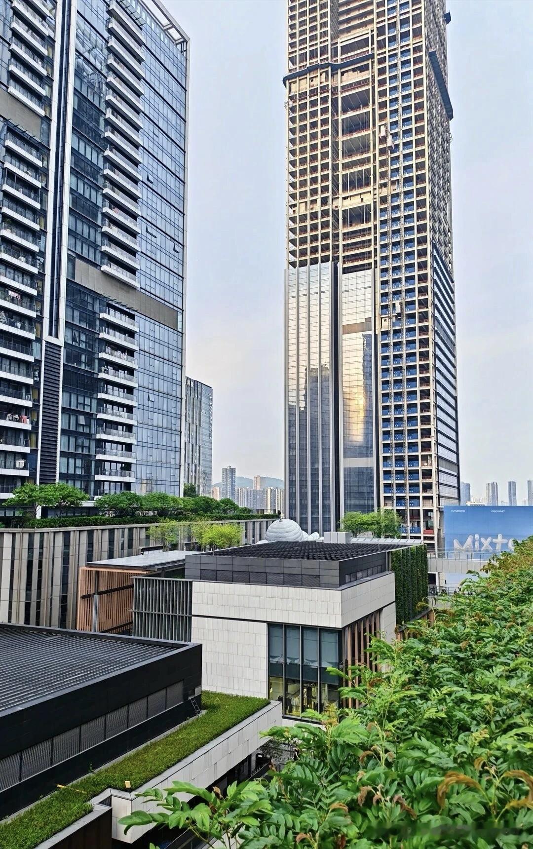 在闪闪发光的舞台上，曾经光鲜亮丽的“纸片人”孙燕姿，吃青春饭的名模于娜，颠倒众生